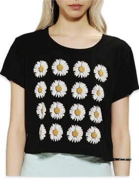 Truly Madly Deeply Daisies Crop Tee 🔥 - Size Medium